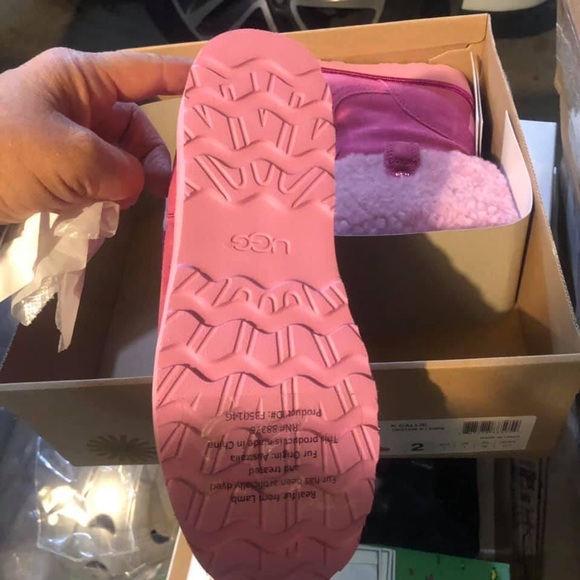 NIB Girls Ugg boots size 2 - Picture 2 of 3